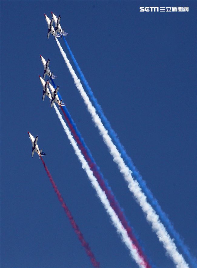 雷虎小組精彩特技操演。（記者邱榮吉/花蓮拍攝）