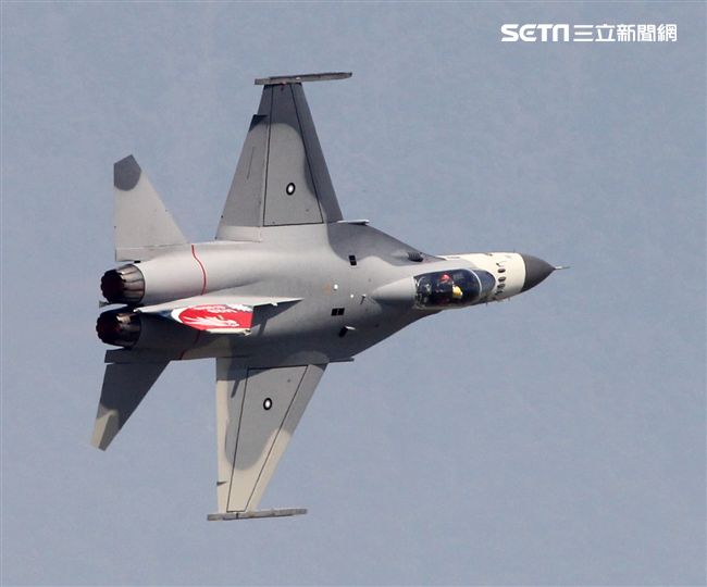 IDF經國號戰機單機特技操演。（記者邱榮吉/花蓮拍攝）