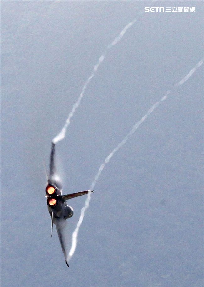 IDF經國號戰機單機特技操演。（記者邱榮吉/花蓮拍攝）