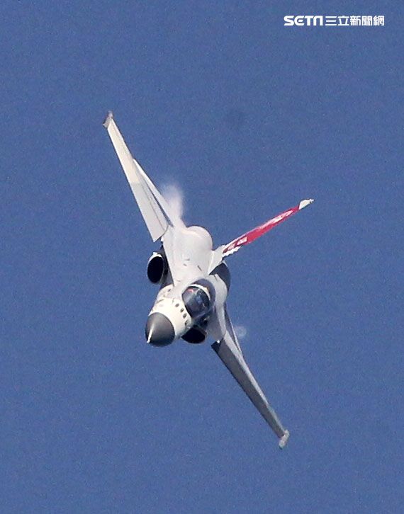 IDF經國號戰機單機特技操演。（記者邱榮吉/花蓮拍攝）