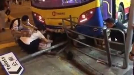 香港巴士衝人行道　數名行人遭捲車底