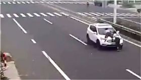 休旅車,情侶,借款,討債,還款,借據,引擎蓋,雨刷,擋風玻璃,大陸,江蘇,駕駛　圖／翻攝自YouTube https://goo.gl/GHApoc