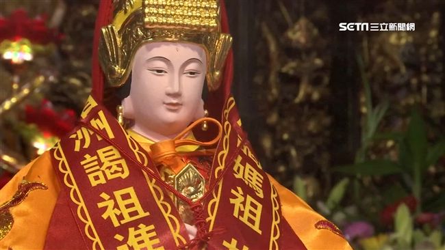 郭台銘親訪眉洲擲筊　迎媽祖金身回台