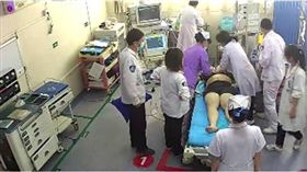 急救,剪衣服,賠償,大陸,武昌,昏迷,昏倒　圖／翻攝自微博