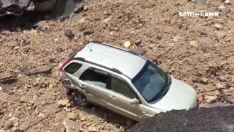 疑不顧警戒開車硬闖　遊客墜崖慘送醫