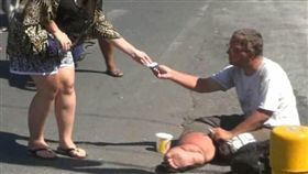 德國一名32歲男子霍斯特（Benjamin Holst）患有「局部性巨人症」，導致他的右腳如「象腿」般腫大，
圖／每日郵報