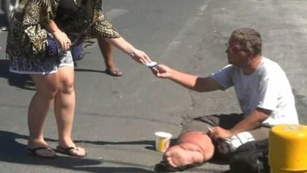 象腿人街頭乞錢　愛心竟被拿去嫖妓