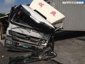 貨櫃車,翻覆.夾心餅乾,