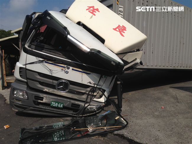 快訊／貨櫃車駕駛成夾心餅乾遭夾死