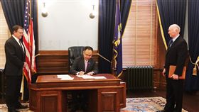 堪薩斯州與台簽免試換駕照互惠備忘錄駐丹佛台北經濟文化辦事處處長張詩瑞當地時間22日代表政府，在堪薩斯州政府大樓簽署雙方駕照免試互換備忘錄。（駐丹佛辦事處提供）中央社記者鄭崇生華盛頓傳真 106年9月23日