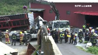 貨櫃車離奇翻覆　疑「勾環斷裂」害命