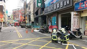 逢甲商圈瓦斯外漏　警消封路處理（1）台中市西屯區逢甲商圈23日上午傳出瓦斯外洩意外，工程公司人員在清理排水溝時挖斷瓦斯管線，台中消防局獲報前往灑水戒護，封閉道路禁止人車通行。（台中市消防局提供）中央社記者蘇木春傳真　106年9月23日