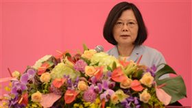 總統：軍公教加薪　帶動經濟更繁榮總統蔡英文23日出席桃園企業聯合會舉行的「第2屆會員大會暨週年慶活動」時表示，軍公教2018年加薪3%，不僅鼓舞軍公教人員的士氣，最重要的是在未來經濟景氣看好下，帶動民間消費更活潑，經濟情勢更繁榮。中央社記者邱俊欽桃園機場攝　106年9月23日