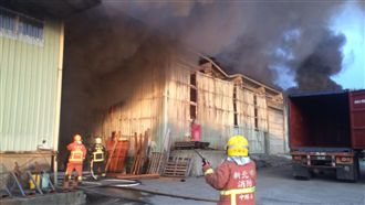 數百坪倉儲遭燒毀　全因一架遙控飛機