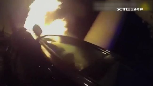 引擎起火燒車　美警不畏火吻破窗救人