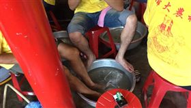 16:9
5人送醫！北市南港宮廟辦過火儀式　疑火力過大多人燙傷
圖／翻攝照片