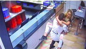 披薩,當眾,做愛,性愛,性行為,Daniella Hirst,Craig Smith,公共道德
（圖／翻攝自推特）