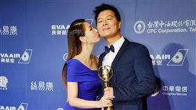 蔡詩萍獲廣播金鐘　妻子林書煒開心獻吻第52屆廣播金鐘獎頒獎典禮23日晚間在台北國父紀念館舉行，台北流行廣播電台「POP大國民」主持人蔡詩萍（右）奪得教育文化節目主持人獎，頒獎後蔡詩萍的妻子林書煒（左）在後台獻吻祝賀。中央社記者王飛華攝　106年9月23日