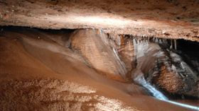 山壁,洞穴
▲圖／攝影者themoircamp, flickr CC License
https://goo.gl/RyBbZR