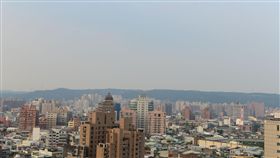 空氣品質差　桃園達紅紫色警戒（2）根據環保署空氣品質監測資料顯示，19日下午4時至5時，桃園市在桃園區、大園區兩處空氣品質監測，已達到紅色警示等級，龍潭區及平鎮區更達到紫色警報，市政府建議民眾減少戶外活動，不得已需外出時配戴口罩確保健康。中央社記者吳睿騏桃園攝  106年9月19日