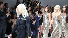 ▲站在超模旁蔡依林依舊搶眼。（圖／翻攝自蔡依林臉書）