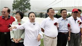 太平雲梯啟用典禮　張花冠陳明文無互動民進黨立委陳明文（右3）遭嘉義縣長張花冠（左3）控告「性騷擾」。兩人23日一起參加太平雲梯啟用典禮，即使一同拍照也無互動，雙方眼神幾乎沒有交會。中央社記者黃國芳攝　106年9月23日