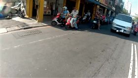 網友轉頭一看發現不少機車騎士躲在陰影下躲太陽，更赫見1部廂型車也跟著躲太陽。（圖／翻攝自重機車友▕ 各區路況、天氣回報中心）