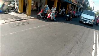 是有多怕熱？　連開車也停陰影躲太陽