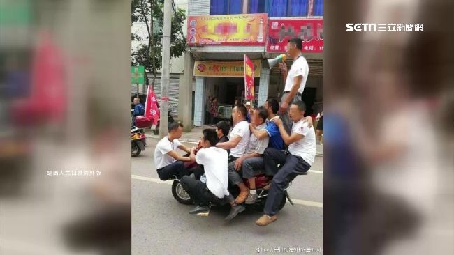 10人疊羅漢騎機車　下場全進警察局