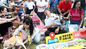 柯文哲與毛小孩一起野餐台北市長柯文哲（前右2）24日上午出席台北市第二座狗運動公園「潭美毛寶貝快樂公園」啟用儀式，與飼主毛小孩一起野餐時，閃躲寵物狗的親吻。中央社記者鄭傑文攝　106年9月24日