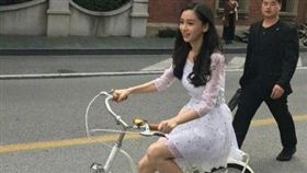 ▲Angelababy在街頭騎腳踏車。（圖／翻攝網紅揭秘微博）