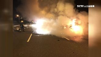 少女無照迴轉遭撞　機車起火成廢鐵