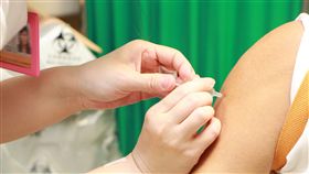 今年10月起公費流感疫苗接種對象新增6個月內嬰兒之父母、幼兒園托育人員及托育機構專業人員。（圖／疾管署提供）