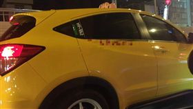 小黃手把在玻璃旁,車牌8777(圖/翻攝自爆料公社)