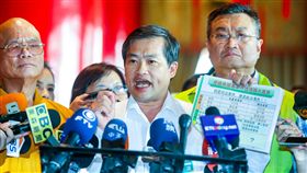 16:9
全代會特赦前總統陳水扁提案受關注「台灣地方議會特赦阿扁總統大聯盟」24日下午在台北圓山飯店召開記者會，對外宣布將在全代會提議變更議程，將高雄市議長康裕成等5人提案「建請民進黨勇敢承擔特赦陳水扁前總統的政治責任」，由第十案提前到第一案討論。圖前中為台灣地方議會特赦阿扁總統大聯盟總幹事、高雄市議員蕭永達。中央社記者郭日曉攝　106年9月24日