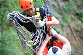 搜救人員利用吊掛方式將黃男救起。（圖／翻攝畫面）