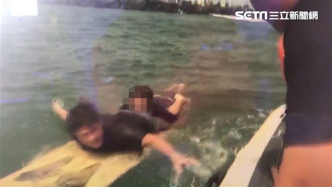 一家四口遭暗流捲走　衝浪客搏命救援