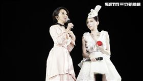 ▲陶晶瑩特地獻上寶可夢球。（圖／天晴音樂提供）