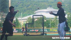 施子謙和一色優教練進行體能特訓。（圖／記者王怡翔攝）