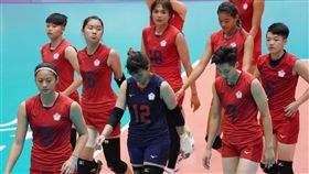 世大運女排銅牌戰　中華隊落敗（2）台北世大運女子排球銅牌戰28日晚間在台大體育館舉行，由中華隊（圖）對戰烏克蘭隊，中華隊以25比14、13 比25、14比25、21比25的成績敗給烏克蘭隊，無緣銅牌。中華隊球員離場時，神情顯得相當落寞。中央社記者吳翊寧攝　106年8月28日