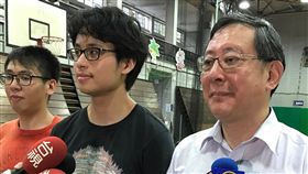 陸節目台大活動抗議作收　校方學生說明中國選秀節目「中國新歌聲」在台大的音樂會，因學生與民團抗議，於24日下午4時37分結束。國立台灣大學主任秘書林達德（右），與發起抗議的學生代表蔡炫錡（中）、許軒瑋（左）在抗議活動結束後召開記者會。中央社記者繆宗翰攝　106年9月24日