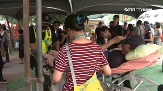 台大爆衝突　統促黨甩棍害3學生濺血