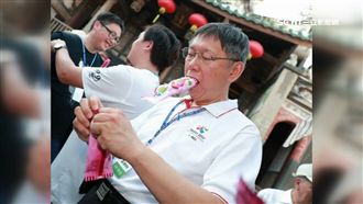 網紅屬性爆發　柯P吃冰照引網友討論