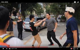 影／台大學生抗議遭毆打　網友質疑動手的是白狼次子
圖／翻攝自s406032002 YouTube
https://www.youtube.com/watch?v=XSTWECs3noY