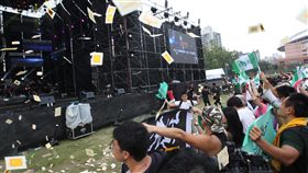 陸選秀節目台大校園辦活動遇抗議取消（2）中國大陸選秀節目來台舉辦音樂節活動，24日租借台大田徑場舉行，但台大學生等群眾現場拋撒大量冥紙、拉布條抗議，主辦單位臨時宣布，配合校方維安考量取消活動。中央社記者張皓安攝　106年9月24日