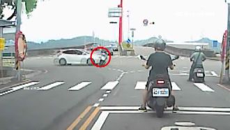 騎士疑闖紅燈直行　遭車高速撞飛重摔