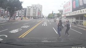 女學生違規穿越馬路挨撞　家屬獅子大開口索賠30萬_爆料公社https://www.facebook.com/groups/1027360687282981/permalink/1751990544819988/