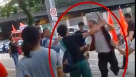 網友提供另一段統促黨胡大剛持甩棍從學生背後偷襲的影片（翻攝TaiwannawiaT）