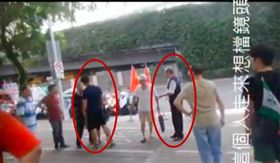 網友提供另一段統促黨胡大剛持甩棍從學生背後偷襲的影片（翻攝TaiwannawiaT）