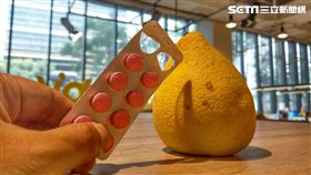柚、藥不能一起吃，千萬要忌口！「藥害救濟基金會」臉書粉專今（25）天發文指出，「『柚』到了中秋，『柚』到了『藥』提醒的季節~只要『有吃藥，就千萬別吃柚』；柚子和葡萄柚與多種藥物有交互作用，因此，服藥期間一定要避免食用這兩種水果！」